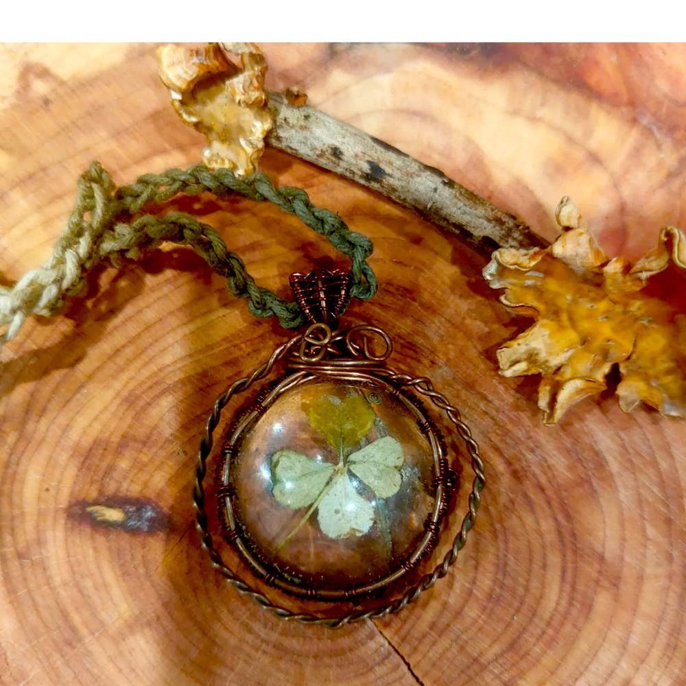 Four leaf clover Halo Neclace